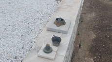 Ηλεία: «Σήκωσαν» καντήλια και λιβανιστήρια από 50 μνήματα σε χωριό