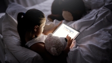 Γάλλοι ειδικοί συνιστούν απαγόρευση των οθονών για παιδιά κάτω των έξι ετών