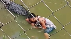 Φιλιππίνες: Η στιγμή που κροκόδειλος αρπάζει τουρίστα που πήγε να βγάλει selfie μαζί του γιατί τον πέρασε για... άγαλμα