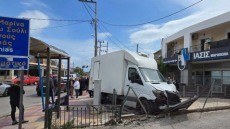 Μαραθώνας: Φορτηγό πέρασε ξυστά από στάση λεωφορείου με μαθητές και κατέληξε σε συρματοπλέγματα, ένας τραυματίας