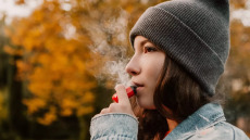 Ηλεκτρονικά τσιγάρα: Οι κρυφοί κίνδυνοι των αρωματικών ενώσεων όταν εισπνέονται – Ένας καθηγητής αποκαλύπτει