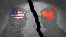 Το Πεκίνο εγκαταλείπει τη διπλωματική γλώσσα και επιτίθεται με βίντεο στον Τραμπ: Είναι νταής, δεν θα γονατίσουμε