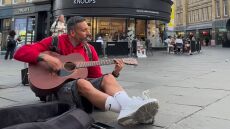 Γιόνας Γκουτιέρες: Ο θρύλος της Νιούκαστλ τραγουδά με κιθάρα στο κέντρο της πόλης και αποθεώνει την «πατρίδα» του