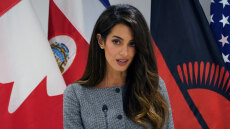 Αμάλ Κλούνεϊ: Αντιμέτωπη με απαγόρευση εισόδου στις ΗΠΑ λόγω της συνεργασίας της με το ΔΠΔ στην υπόθεση Νετανιάχου