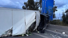 Τροχαίο με ανατροπή νταλίκας στον Σκαραμαγκά - Κλειστό το ρεύμα της Αθηνών-Κορίνθου προς Αθήνα, μποτιλιάρισμα στο σημείο