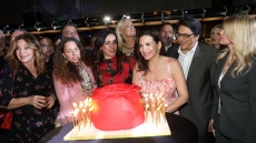 Πάρτι-έκπληξη στην Όλγα Κεφαλογιάννη για τα γενέθλιά της - Ντε Γκρες, Βαρδινογιάννη και Ράπτη ανάμεσα στους καλεσμένους (βίντεο)