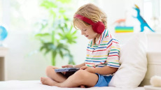 Σε ποια χώρα ζητείται απαγόρευση των οθονών για τα παιδιά κάτω των 6 ετών