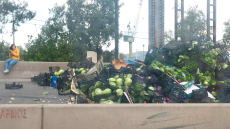 Εθνική οδός Αθηνών-Κορίνθου: Τα λάχανα από την νταλίκα που ανετράπη ταλαιπώρησαν τους οδηγούς - Ο δρόμος άνοιξε μετά από 4 ώρες