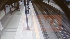 Συμμορία ανηλίκων απειλούσε πολίτες με μαχαίρια και τους άρπαζε τις αλυσίδες από τον λαιμό - Δείτε βίντεο