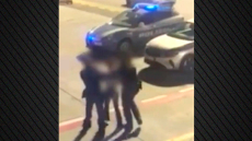 Πτήση για Κέρκυρα προσγειώθηκε στη Μπολόνια λόγω δυο επιβατών - Τους έβγαλαν έξω σηκωτούς, δείτε βίντεο