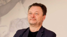 Ο Τζον Νίβεν θα μεταφέρει στο θέατρο την αντιπαλότητα μεταξύ των  Blur και Oasis