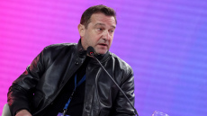 «Αρρωστημένη συμπεριφορά»: Η ανάρτηση Πλακιά για τη χριστουγεννιάτικη κάρτα της Hellenic Train