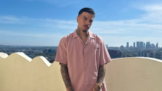 Ράου Αλεχάντρο: Σκίστηκε το παντελόνι του, ενώ χόρευε στη σκηνή - Δείτε βίντεο