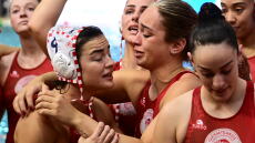 Εκτός τελικού στο Τσάμπιονς Λιγκ πόλο τα κορίτσια του Ολυμπιακού, ηττήθηκαν 15-13 από την Σαμπαντέλ - Τα δάκρυα του αποκλεισμού - Βίντεο