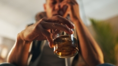 Αλκοόλ και κρίσεις πανικού: Πώς συνδέονται;