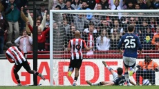 Premier League: «Ανώμαλη προσγείωση» για την Γιουνάιτεντ, ηττήθηκε 4-3 από την Μπρέντφορντ στο Λονδίνο - Βίντεο