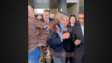 Χτύπημα στο κεφάλι δέχτηκε ο προέδρος του CHP, Οζγκιούρ Οζέλ μετά από τελετή στην Κωνσταντινούπολη - Δείτε βίντεο