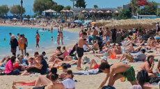 Μύρισε καλοκαίρι στα νότια προάστια - Γέμισαν τις παραλίες Αθηναίοι και τουρίστες, δείτε βίντεο
