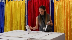 Διχασμένοι στις κάλπες οι Ρουμάνοι για την επανάληψη των προεδρικών εκλογών