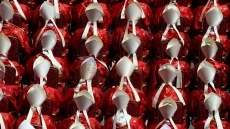 Εκλογή νέου Πάπα: Στη Ρώμη όλοι οι εκλέκτορες καρδινάλιοι – Κληρώθηκαν τα διαμερίσματα που θα διαμένουν