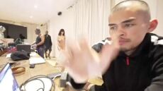 Streamer σοκαρίστηκε όταν είδε πίσω του την Μπιάνκα Σενσόρι γυμνή - Δείτε βίντεο