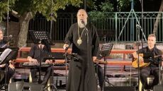 Τρίκαλα: Ο Μητροπολίτης πήρε πάλι το μικρόφωνο και αφιέρωσε ένα τραγούδι στους γονείς του