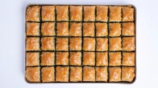 Μπακλαβάς µε πορτοκάλι, καρύδια και κανελογαρίφαλα