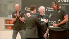 Γκρεγκ Πόποβιτς: Είπε και επίσημα το «αντίο» στους Σπερς έχοντας στο πλευρό του Ντάνκαν και Τζινόμπιλι - Βίντεο