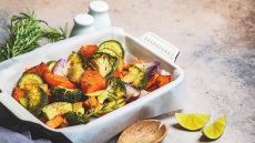 Το μοναδικό υλικό που χρειάζεστε για τραγανά λαχανικά φούρνου