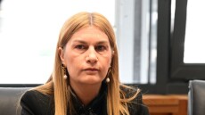 Βολουδάκη για μετανάστη που επιτέθηκε σε Εύζωνες: Καμία ανοχή στη βεβήλωση των εθνικών συμβόλων