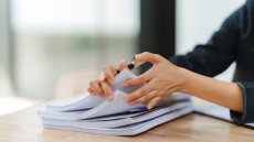 Σε αργία οι έξι υπάλληλοι του Κτηματολογίου που εμπλέκονται στο κύκλωμα με τα κτηματολογικά γραφεία