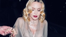 Μαντόνα: Με διάφανο πουκάμισο και έξαλλο χορό στα γενέθλια του 29χρονου συντρόφου της - «Σε ευχαριστώ γυναίκα μου» της έγραψε