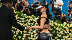 Η Κιμ Καρντάσιαν περπάτησε στο κόκκινο χαλί του Met Gala 2025 με αποκαλυπτική δημιουργία