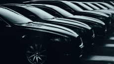 Εμπορική συμφωνία πέτυχαν Βρετανία και Ινδία – Μειώνονται οι δασμοί σε τζιν, ουίσκι, ρούχα, αυτοκίνητα και καλλυντικά