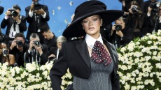 H Ριάνα αποκάλυψε στο Met Gala ότι είναι έγκυος στο τρίτο της παιδί - Δείτε φωτογραφίες