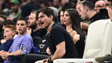 Στο ΟΑΚΑ ο Δημήτρης Γιαννακόπουλος μαζί με τα παιδιά του για το ματς του Παναθηναϊκού -  Χειροκροτήματα και χαμόγελα για τα καλάθια