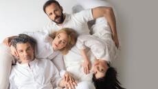 Πέτρος Λαγούτης: Πρωταγωνιστεί στη σύγχρονη κωμωδία «Το Ψέμα» που ανεβαίνει στην ταράτσα του Θεάτρου Λαμπέτη