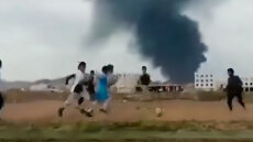 Συγκλονιστικό βίντεο: Παιδιά παίζουν μπάλα στην Υεμένη ενώ πίσω τους έχει βομβαρδιστεί το αεροδρόμιο της Σαναά