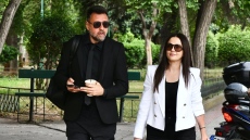 Στο δικαστήριο ο Μάνος Παπαγιάννης για την υπόθεση με τη Σοφία Παυλίδου - Στο πλευρό του η σύζυγός του, Αγγελική Δαλιάνη