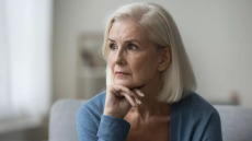 Όταν η φροντίδα «βαραίνει» – Η σιωπηλή δοκιμασία των ηλικιωμένων φροντιστών