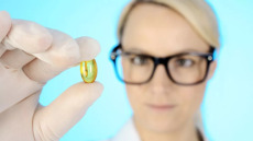 Καρκίνος Παχέος Εντέρου: Μπορεί μια βιταμίνη να προλάβει τον κίνδυνο; Τι λέει η επιστήμη
