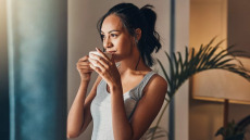 Ποια είναι η καλύτερη ώρα να πιούμε καφέ για μέγιστα οφέλη υγείας; Ο γιατρός απαντά