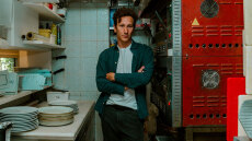 Ο Γιώργος Κουτλής σκηνοθετεί τον Μιχάλη Σαράντη στην «Κουζίνα» του Άρνολντ Γουέσκερ