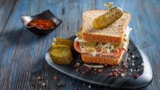 Είναι η πίκλα το «αβοκάντο» της Gen Z;