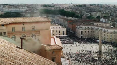 Μαύρος καπνός ξανά από την Καπέλα Σιξτίνα του Βατικανού, δεν βγήκε Πάπας από τις δύο πρωινές ψηφοφορίες