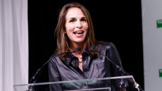 Ποια είναι η Κόνι Λοίζος, η ελληνικής καταγωγής δημοσιογράφος που μίλησε με τον Μητσοτάκη για τις επιχειρήσεις και την τεχνολογία