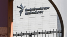 Η Σουηδία δωρίζει 2.000.000 δολάρια στο Radio Free Europe μετά το πάγωμα της χρηματοδότησης του από τον Τραμπ
