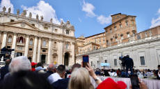 Live εικόνα από το Βατικανό - Ολοκληρώθηκε η ψηφοφορία για την εκλογή του Πάπα
