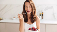 Για πάντα νέοι με μούρα, μήλα και μαύρο τσάι – Οι θαυματουργές ενώσεις για υγιή γήρανση
