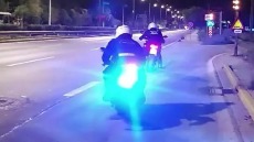Καταδίωξη 24χρονου δικυκλιστή στο Περιστέρι - Πέταξε 35 σακουλάκια κοκαΐνης στην προσπάθεια διαφυγής